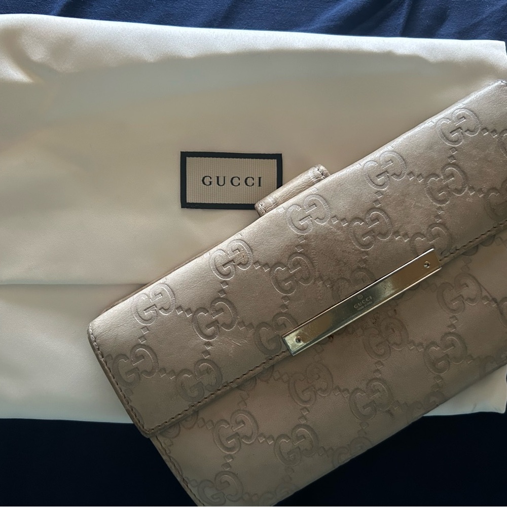 Gucci Beige Leather Wallet - GOOD condition just needs leather cleaned 😊